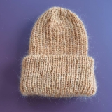 Hugni strikhue varm beige